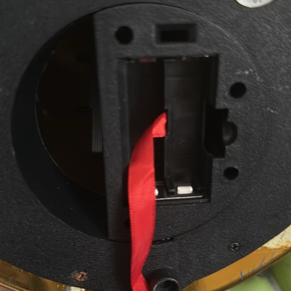 A maneki-neko (beckoning cat) for good luck - Picture 6 of 7